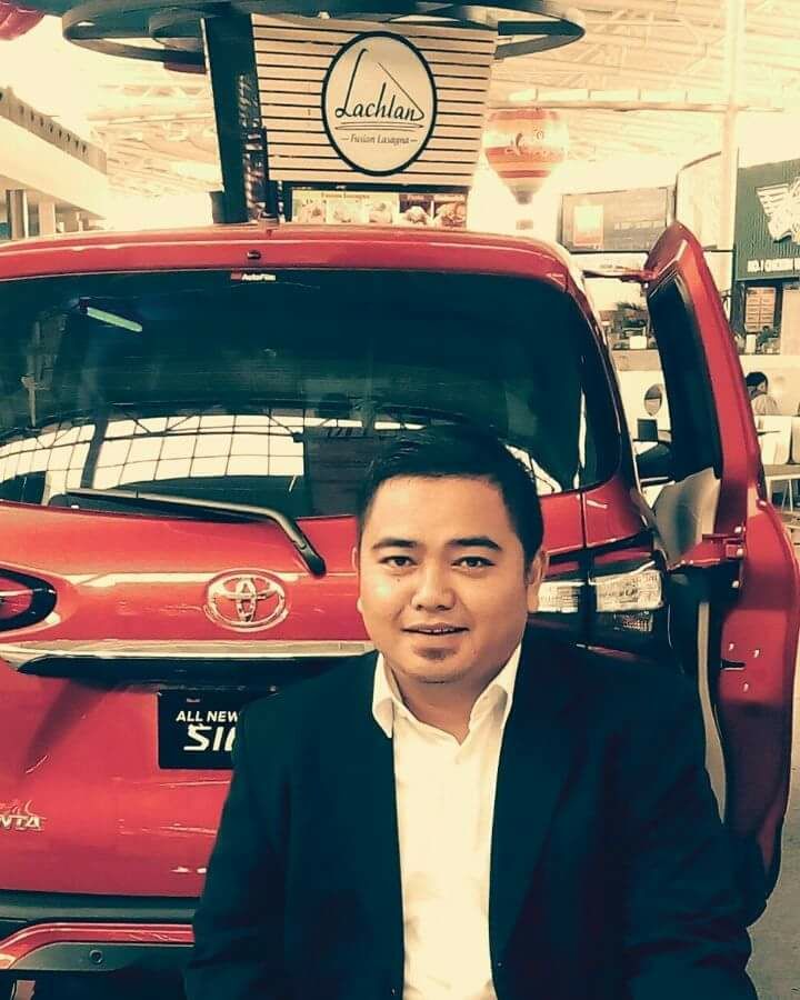 Sales Marketing Mobil Dealer Toyota Dolly